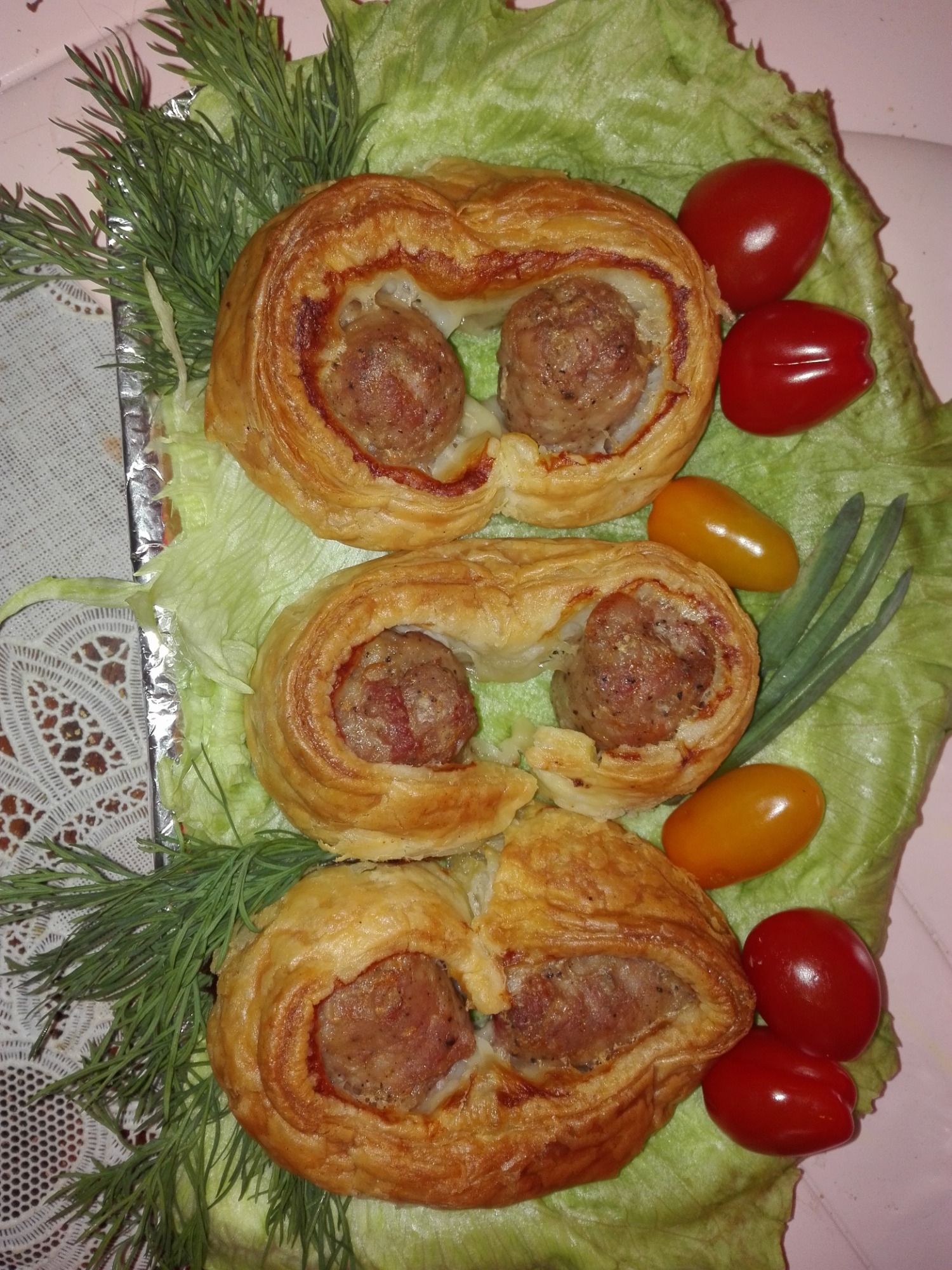 Okulary z białą kiełbasą z ciasta francuskiego