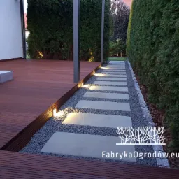 Połączenie różnych nawierzchni ogrodowych, które wprowadzą ciekawy akcent nawet w małych przestrzeniach.