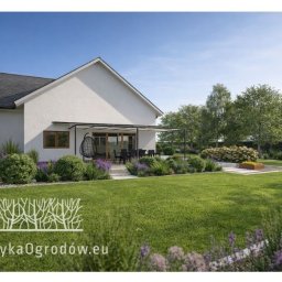 Fabryka Ogrodów Filip Michał Młynarczuk - Nowoczesny ogród przydomowy z równo przystrzyżonym trawnikiem, rabatami kwiatowymi i minimalistyczną pergolą przy białym domu. W tle drzewa i błękitne niebo.