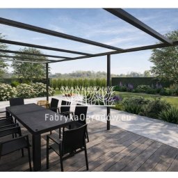 Fabryka Ogrodów Filip Michał Młynarczuk - Nowoczesna pergola z czarną ramą nad drewnianym tarasem i stołem z krzesłami. W tle zadbany ogród z różnorodną roślinnością i trawnikiem. Błękitne niebo.