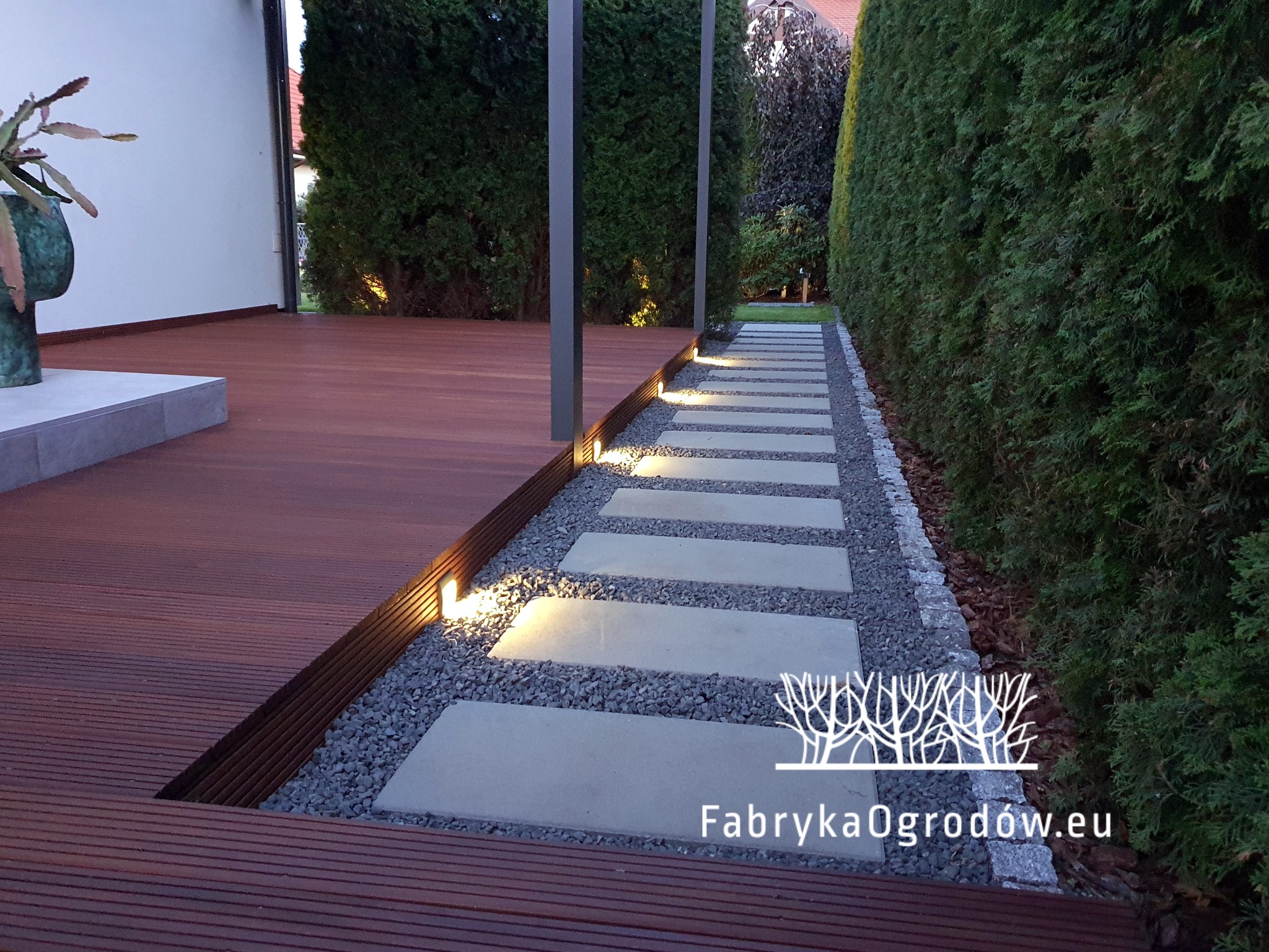 Połączenie różnych nawierzchni ogrodowych, które wprowadzą ciekawy akcent nawet w małych przestrzeniach.