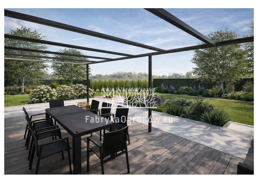 Nowoczesna pergola z czarną ramą nad drewnianym tarasem i stołem z krzesłami. W tle zadbany ogród z różnorodną roślinnością i trawnikiem. Błękitne niebo.