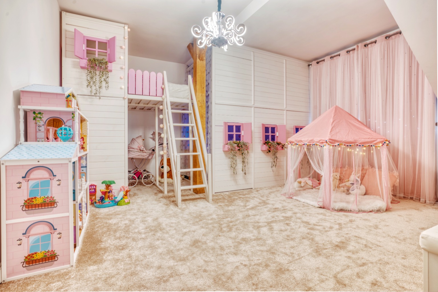 Pokój dziecięcy w stylu domku dla lalek z łóżkiem na antresoli, różowym namiotem tipi i drewnianym domkiem dla lalek.