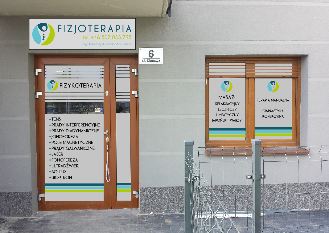 Fasada budynku z gabinetem fizjoterapii i masażu, widoczny szyld z nazwą 'Fizjoterapia', okleina na oknie z ofertą masażu, drzwi z wykazem zabiegów fizykoterapii, adres 'ul. Klonowa 6'.