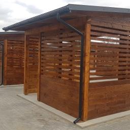 Usługi Remontowo Budowlane ROB-BUD Robert Mrozik - Szereg pomalowanych na brązowo drewnianych altan z poziomymi listwami, ustawionych na betonowych fundamentach i wykończonych czarnymi rynnami.