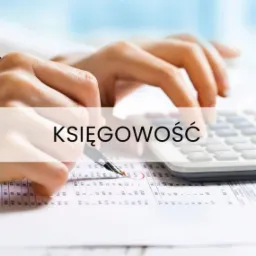 Osoba wypełnia dokumenty finansowe za pomocą kalkulatora i pióra, zakreślając dane na arkuszu.