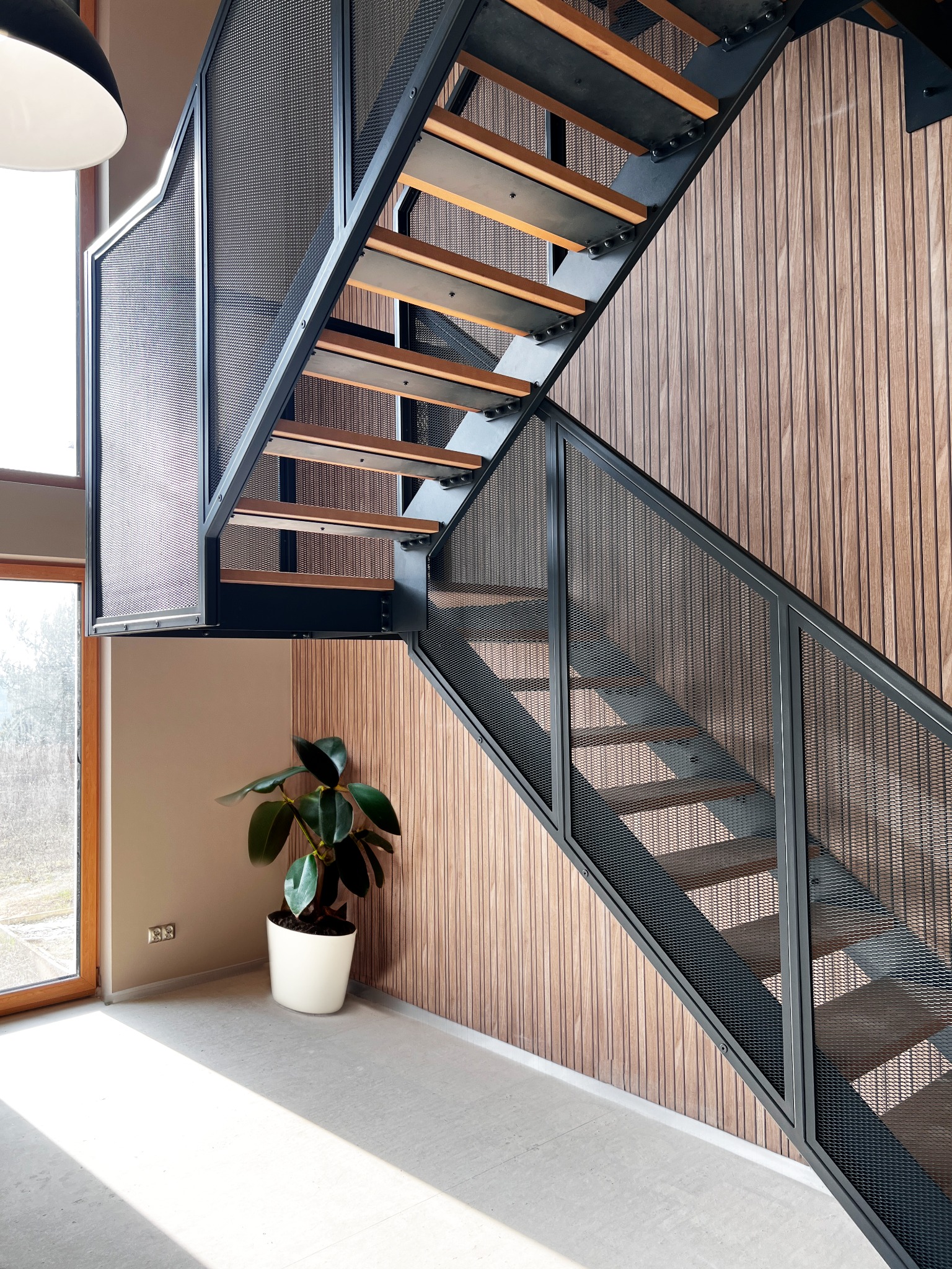 Schody samonośne stalowe z podestem wiszącym