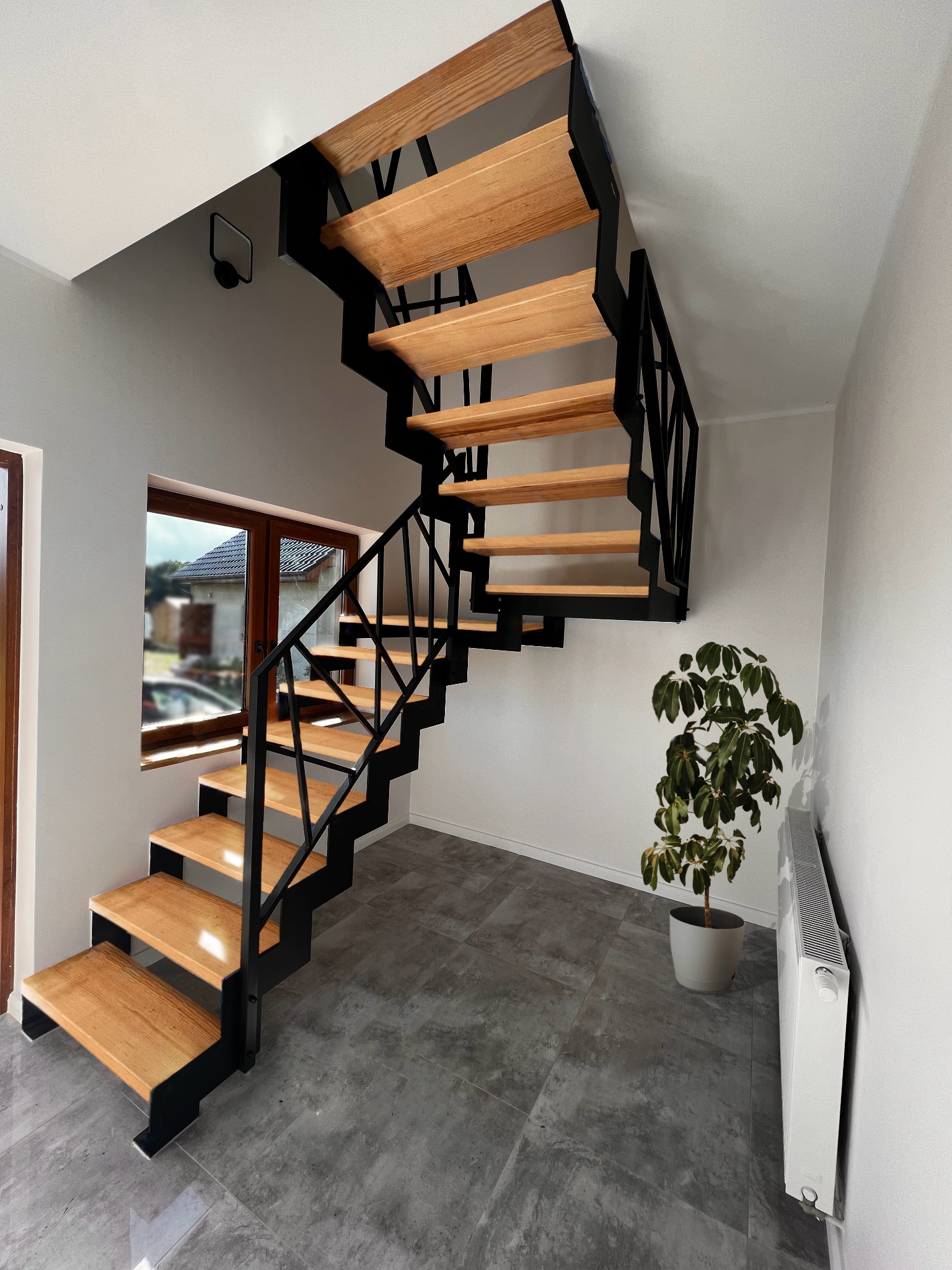 Schody ażurowe samonośne ze stopniami drewnianymi