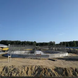 Roboty ziemne i fundamentowe przy budowie silosów zbożowych w Łowczy.