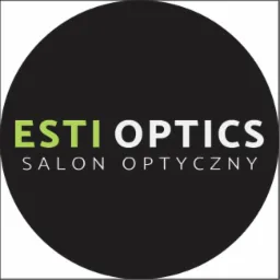 Logo salonu optycznego ESTI OPTICS na czarnym okręgu z zielonym akcentem w nazwie.