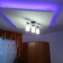 Sufit podwieszany z oświetleniem LED