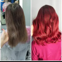 Koloryzacja włosów: porównanie przed i po zabiegu farbowania na intensywny odcień czerwieni, widoczne delikatne fale.