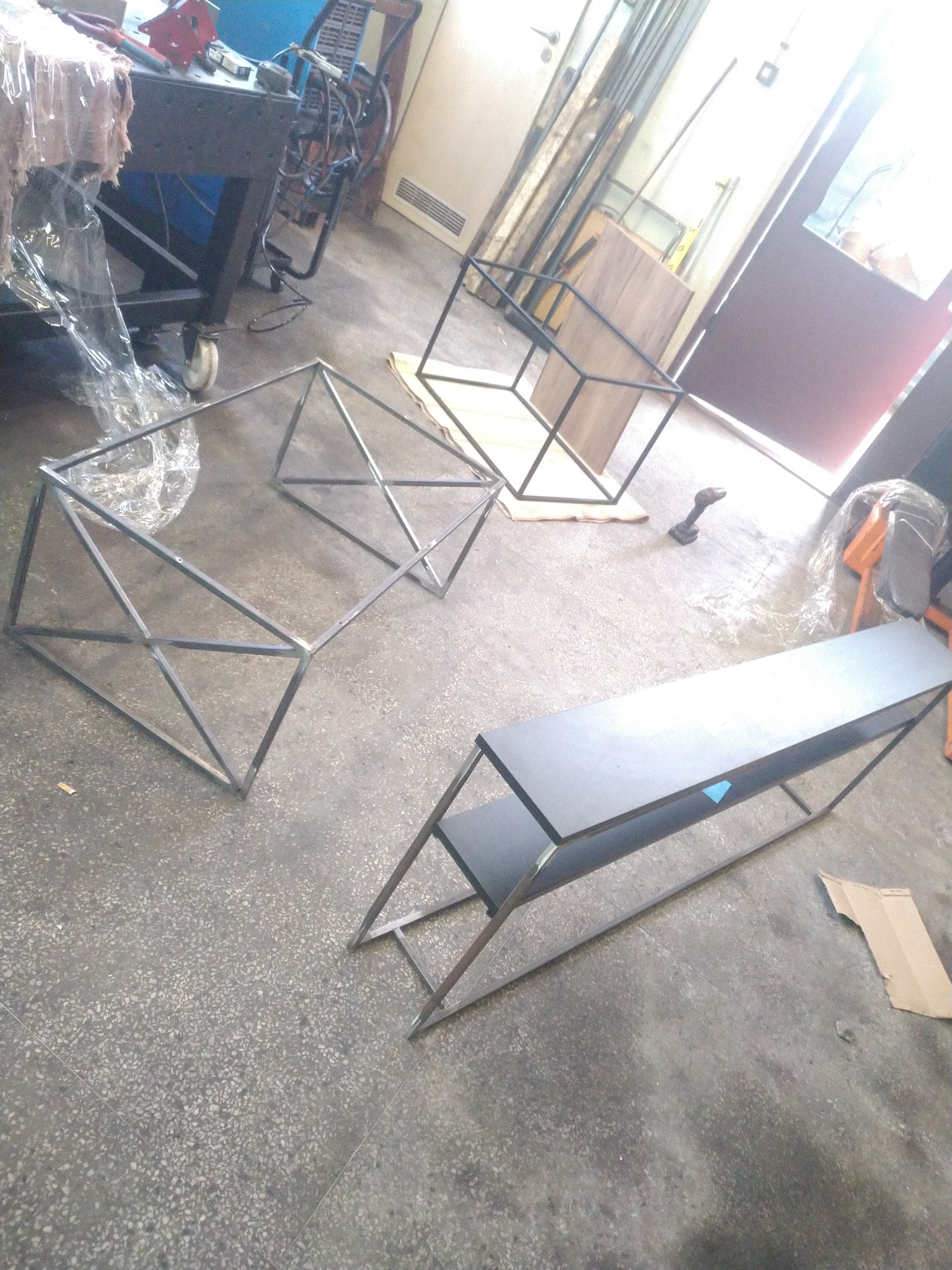 Stoliki kawowe plus konsola.