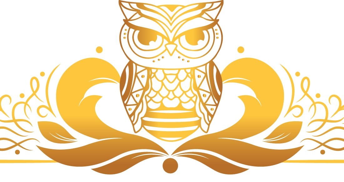 Złota, stylizowana grafika sowy z ornamentami, na białym tle. Dekoracyjny motyw z symetrycznym układem, idealny jako logo lub element identyfikacji wizualnej.