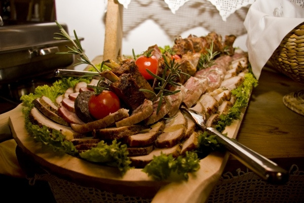 Koryto z swojskimi produktami