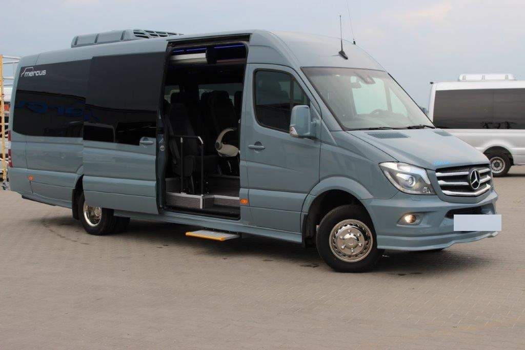 Ergonomiczny obniżony stopień wejściowy.