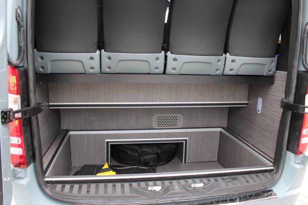 Pogłębiony tylny bagażnik.