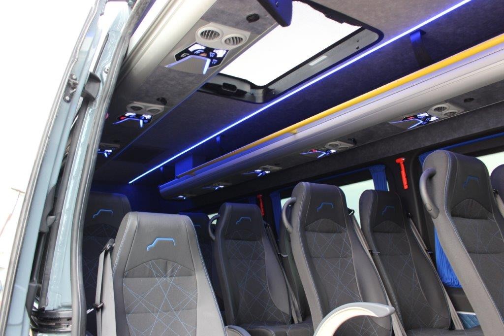 Półki bagażowe z oświetleniem LED.