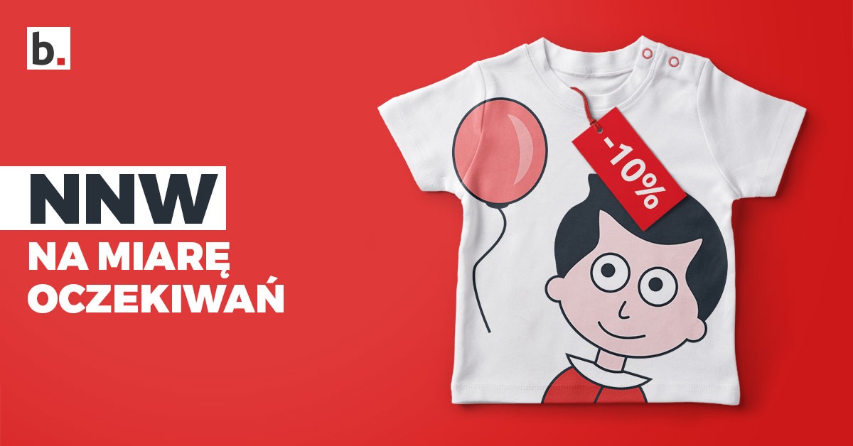 Grafika reklamowa z białym t-shirtem dziecięcym z nadrukiem chłopca z balonem i czerwoną metką z napisem '-10%' na czerwonym tle z logotypem 'b.' i tekstem 'NNW NA MIARĘ OCZEKIWAŃ'.