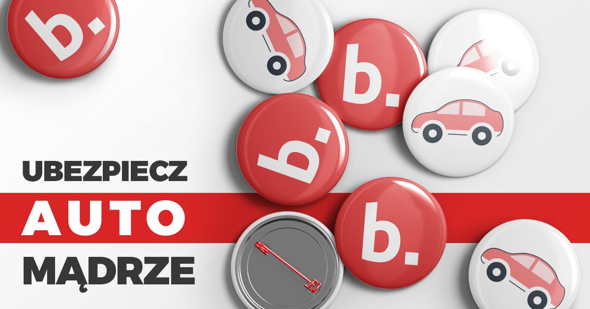 Rozrzucone przypinki z logo firmy ubezpieczeniowej i ikonami samochodów na białym tle, z hasłem 'Ubezpiecz auto mądrze'.