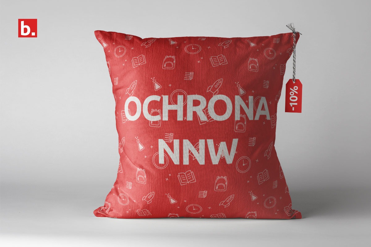 Czerwona poduszka z napisem 'OCHRONA NNW' i ikonami (książki, plecaki, rakiety, zegary, probówki), etykieta z napisem '-10%' przywiązana sznurkiem.