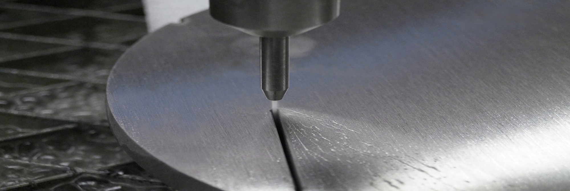 Nasza firma świadczy usługi cięcia wodą w dowolnym materiale o grubości do 18 cm i wymiarach do 2x3 m.