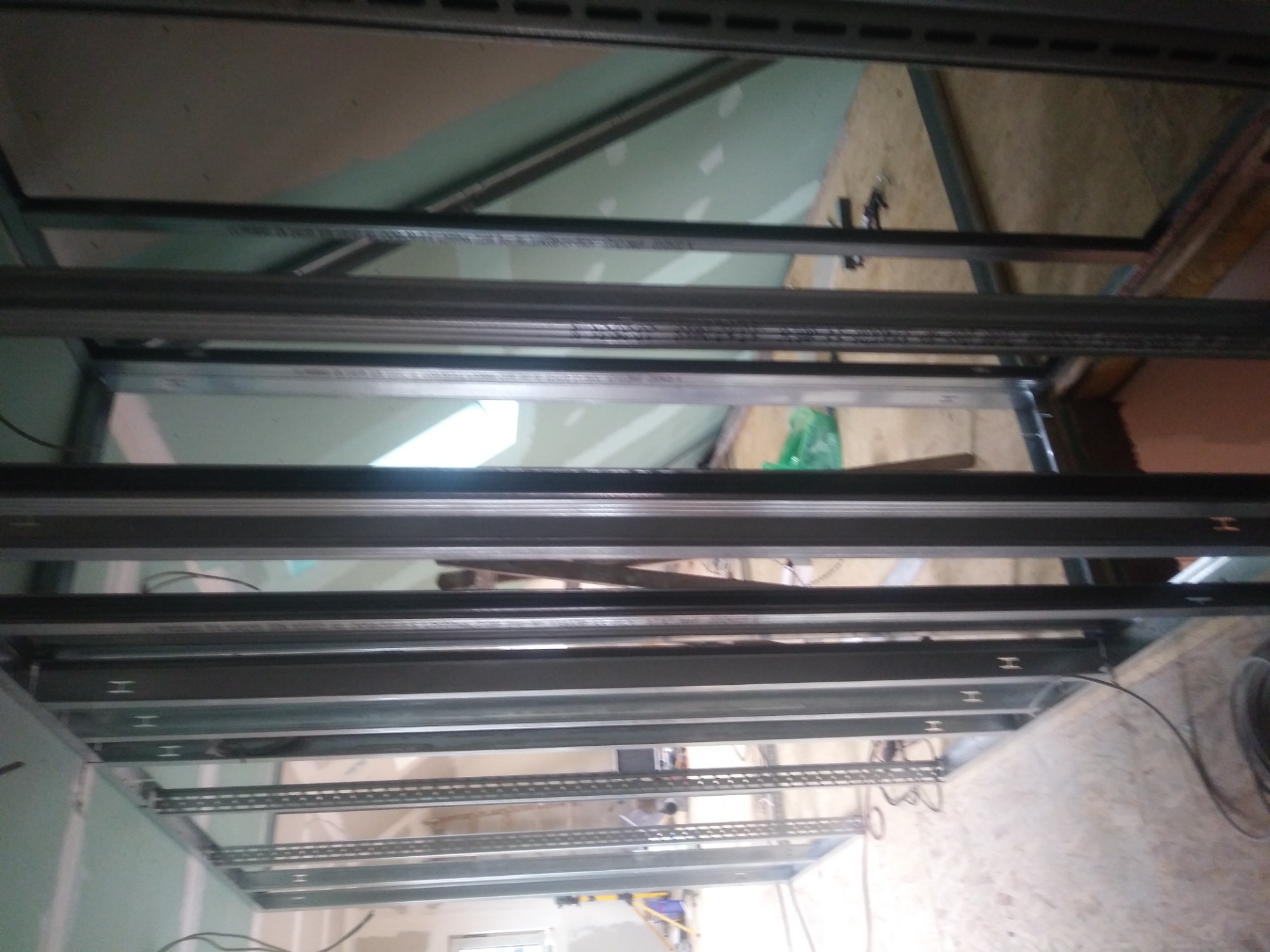 Konstrukcja metalowa sufitu podwieszanego w trakcie montażu, widoczne profile i płyty gipsowo-kartonowe, realizacja w Krakowie.