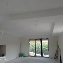 Sufity podwieszane wraz z obniżeniami pod oświetlenie