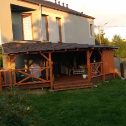 Zadaszenie tarasu powierzchnia 30m2 kryte gontem.