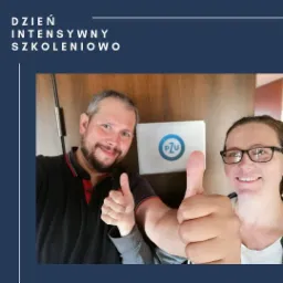 Uśmiechnięci mężczyzna i kobieta pokazują kciuki w górę, za nimi logo PZU, prawdopodobnie po szkoleniu.