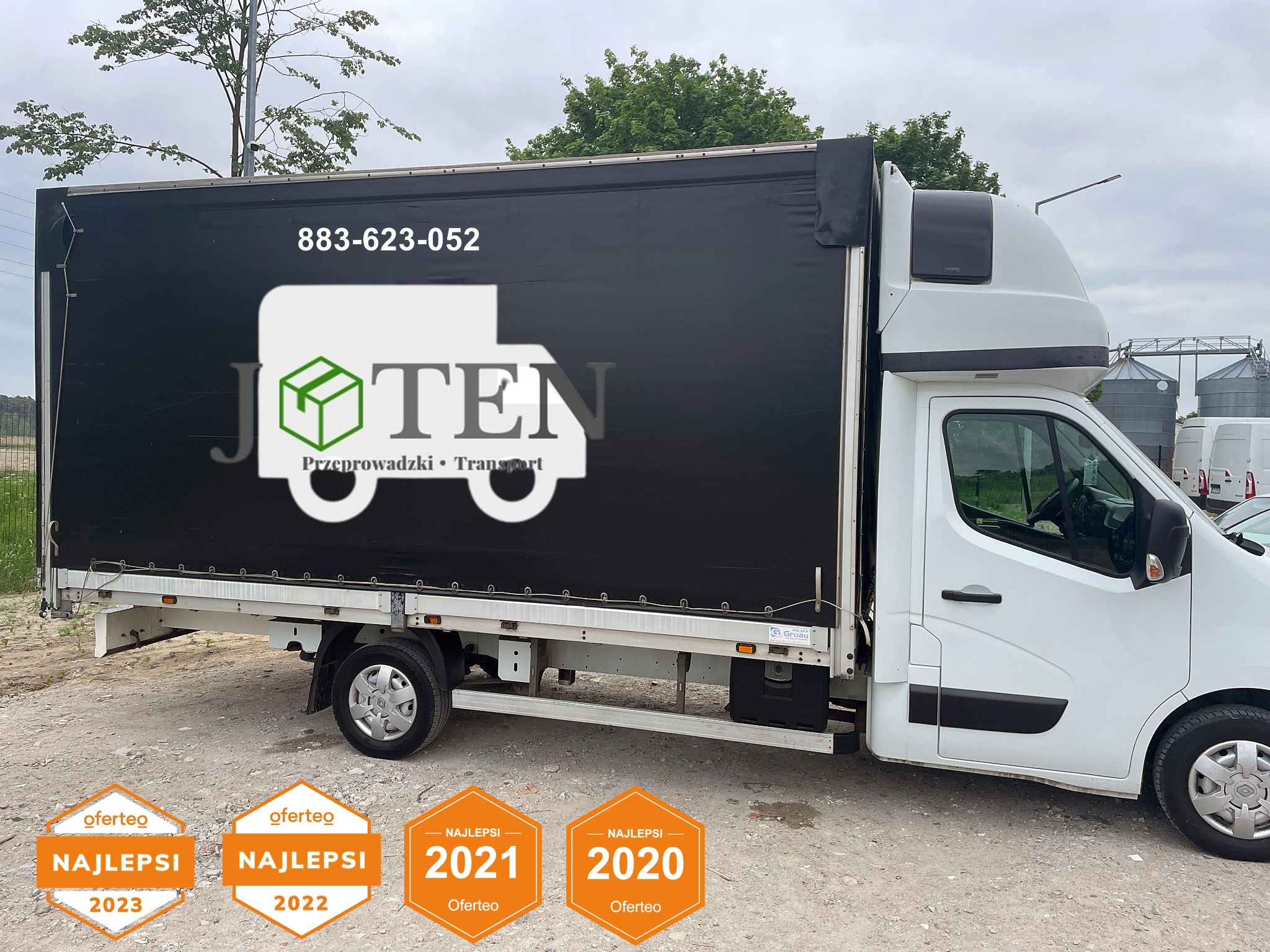 Czarno-biały samochód dostawczy firmy z Szamotuł z logo i numerem telefonu na plandece, wyróżniony nagrodami Oferteo za lata 2020-2023.