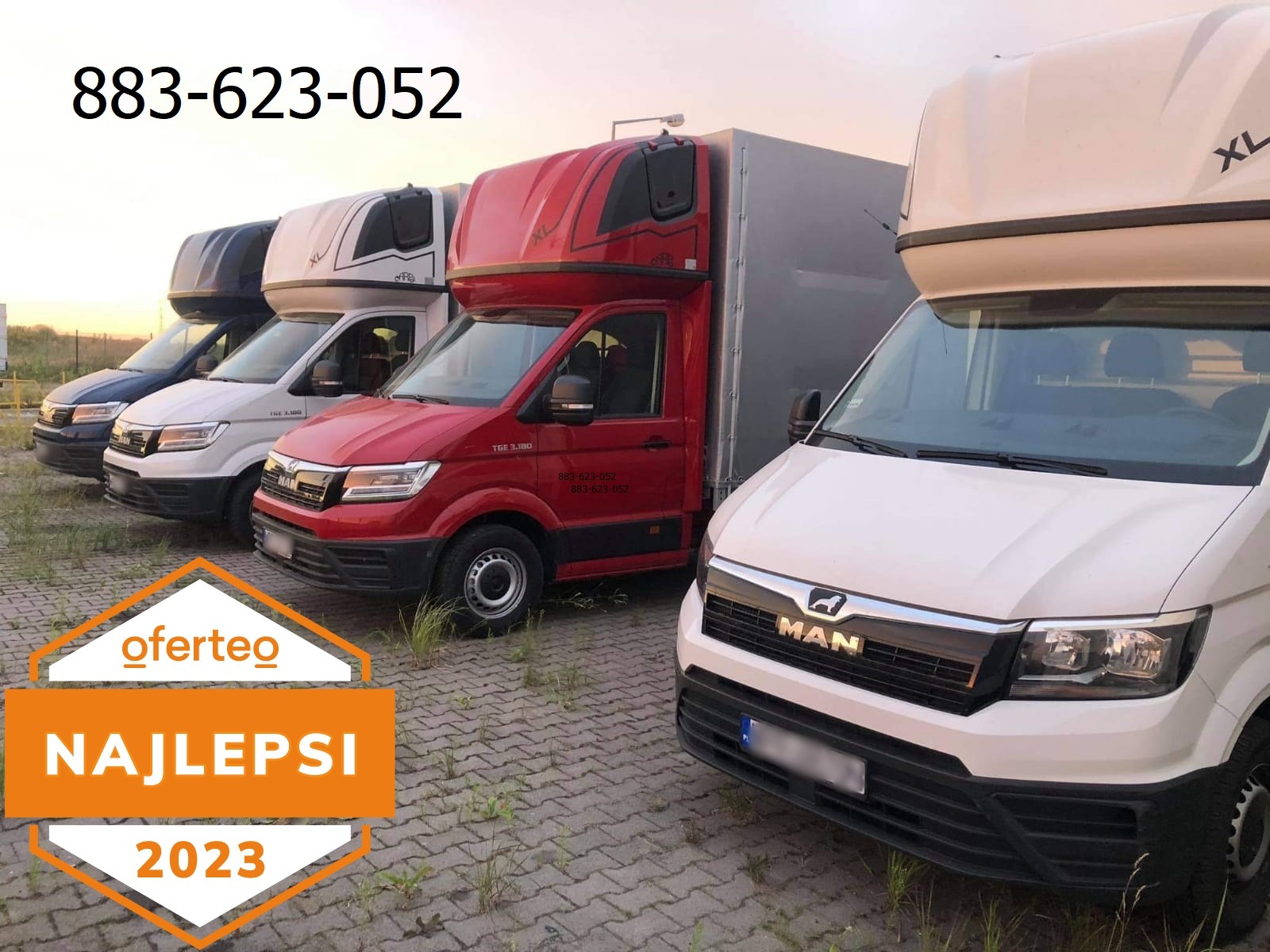 Rząd czterech samochodów dostawczych MAN TGE z zabudową kontenerową, każdy w innym kolorze (granatowy, biały, czerwony, biały), zaparkowanych na placu z kostki brukowej, z logo Oferteo 'Najlepsi...