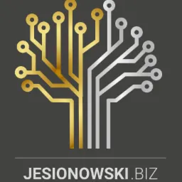 Abstrakcyjny symbol drzewa z elementami układu scalonego, połowa w kolorze złotym, druga połowa w kolorze srebrnym, na szarym tle z napisem jesionowski.biz.