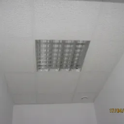 Kasetonowy sufit podwieszany z wbudowaną rastrową oprawą oświetleniową, widok z dołu, data na zdjęciu: 17/04/2009.