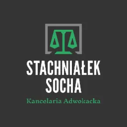 Logo Kancelarii Adwokackiej Stachniałek Socha z symbolem wagi w odcieniach zieleni i szarości na ciemnym tle.