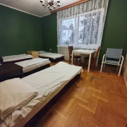 Wygodne i czyste pokoje w nowej lokalizacji. Łomianki ul. Malarska 8.