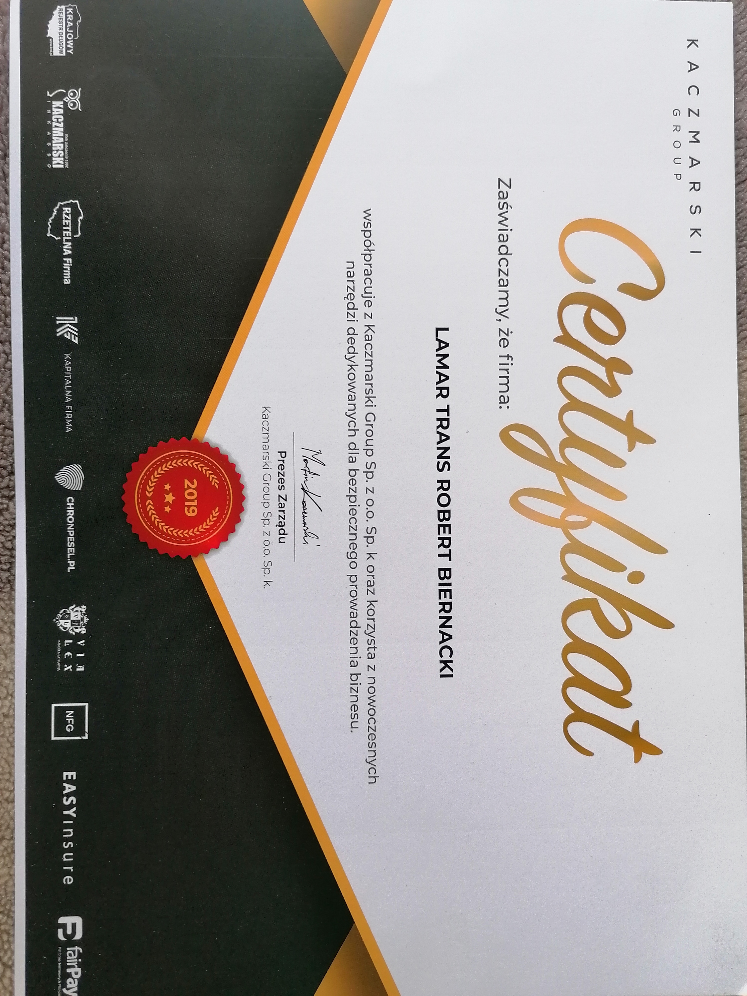 Certyfikat Kaczmarski Group dla firmy Lamar Trans Robert Biernacki za współpracę i korzystanie z nowoczesnych narzędzi do bezpiecznego prowadzenia biznesu, rok 2019, podpis Prezesa Zarządu.