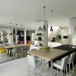 Przestronne wnętrze domu z otwartą kuchnią, jadalnią i salonem, z nowoczesnymi meblami, roślinami doniczkowymi i schodami w tle.