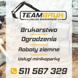 Układanie kostki brukowej: fragment placu budowy z rozłożonymi kostkami, gumowym młotkiem i fragmentem buta brukarza, na tle logo firmy brukarskiej oraz tekstu z ofertą usług.