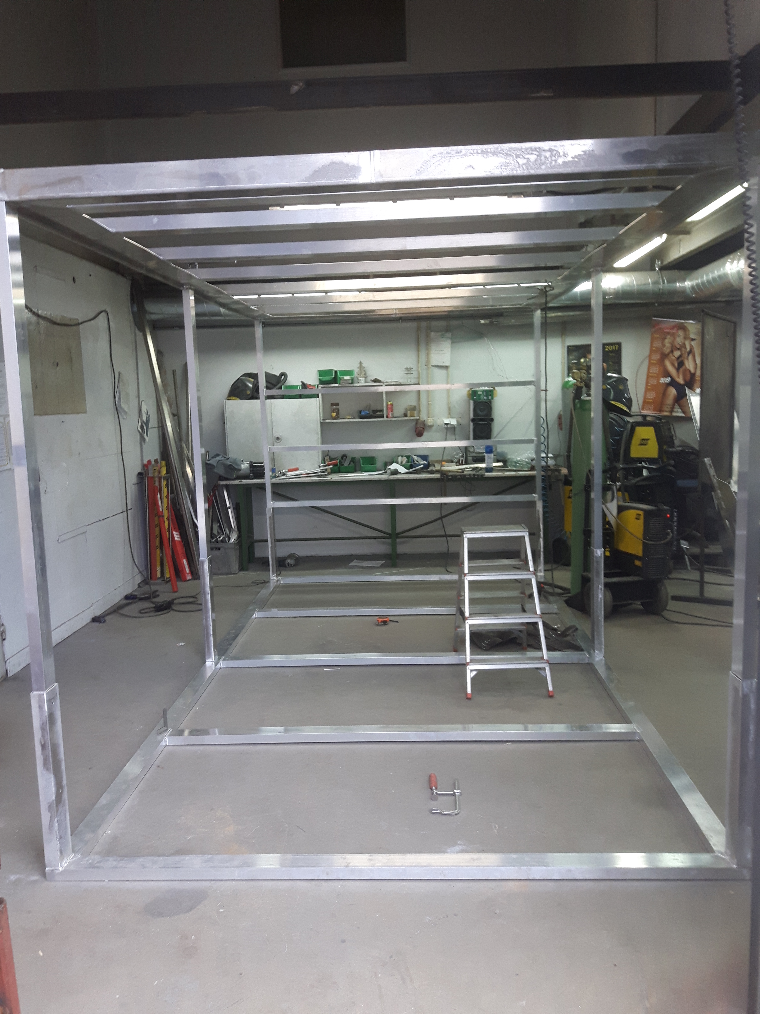 Metalowa konstrukcja szkieletowa w trakcie spawania w warsztacie w Bydgoszczy, widoczna spawarka i drabina.