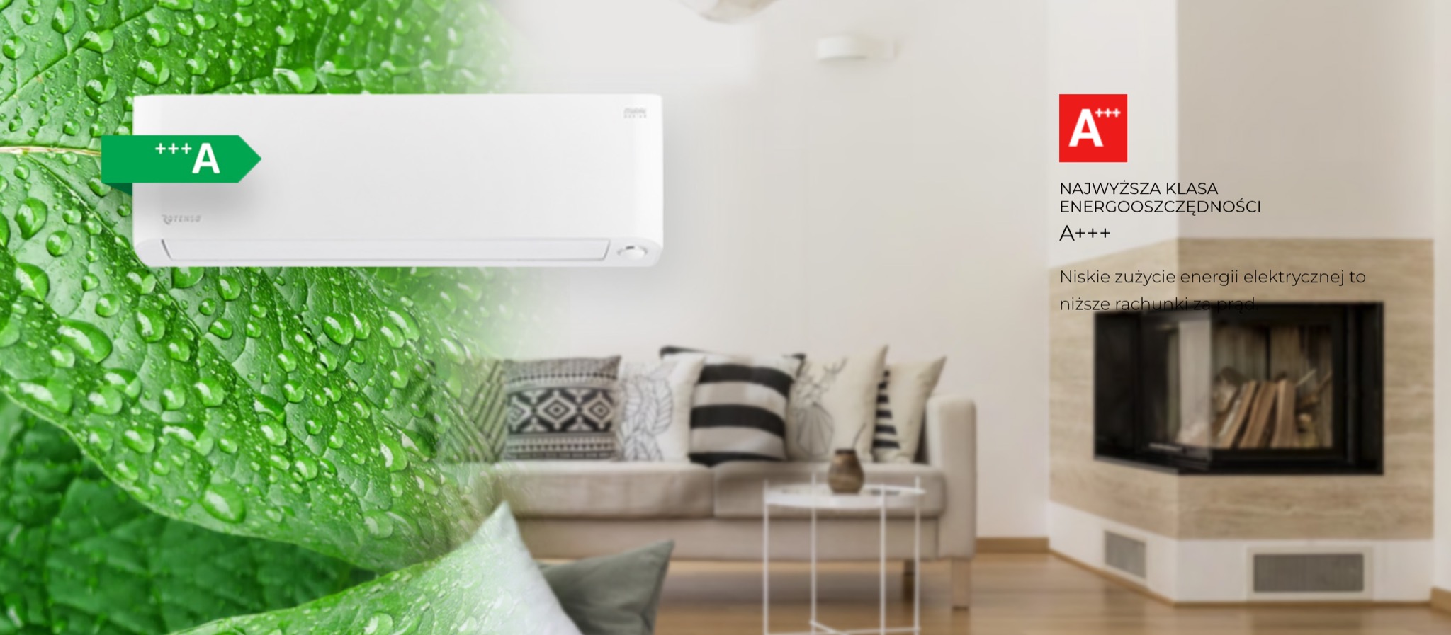 Biały klimatyzator ścienny z etykietą energetyczną A+++, umieszczony na tle salonu z kominkiem i zielonego liścia z kroplami wody.