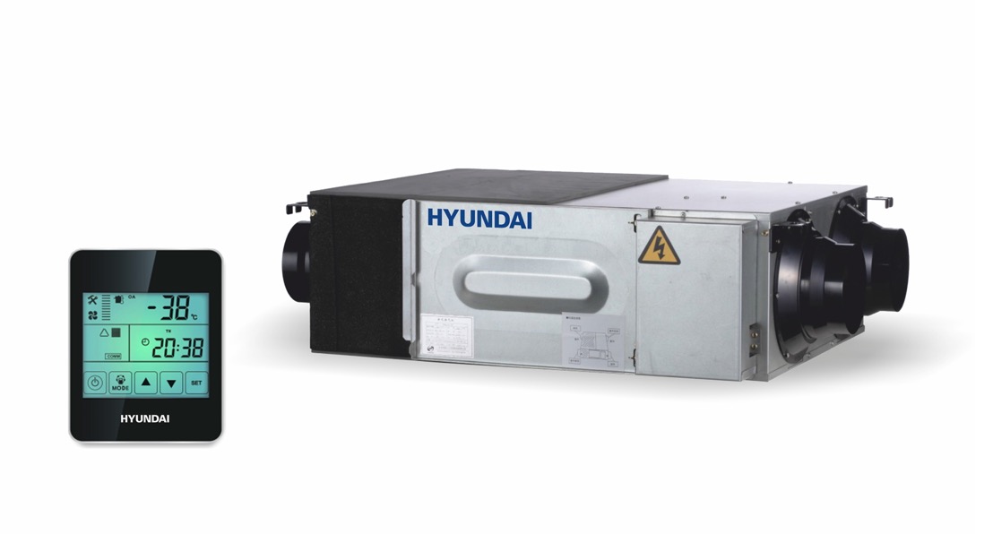 Centrala wentylacyjna Hyundai z panelem sterowania, widoczne czarne wloty powietrza i ostrzeżenie o napięciu.