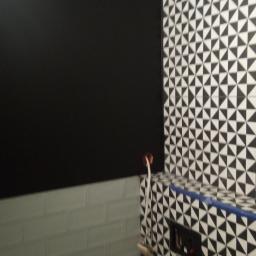 Łazienka w czarno białej zabudowie i część ścian w kolorze mięty na wys.lamperi 