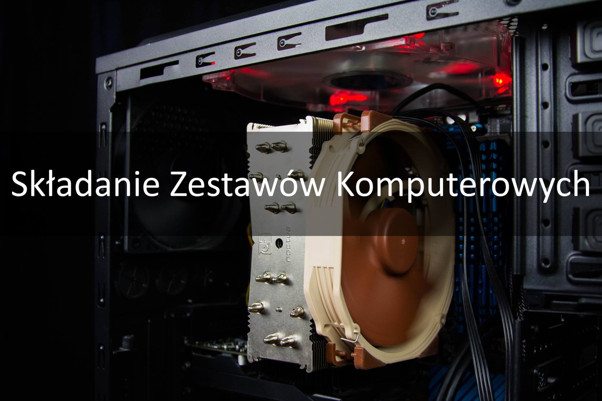 Wnętrze obudowy komputera stacjonarnego z zamontowanym chłodzeniem procesora Noctua, widoczne niebieskie kości pamięci RAM, czerwone podświetlenie wentylatorów w obudowie, czarne kable zasilające.