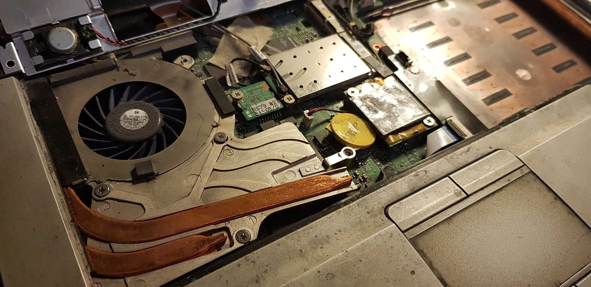 Przykład zabrudzonego laptopa od klienta.