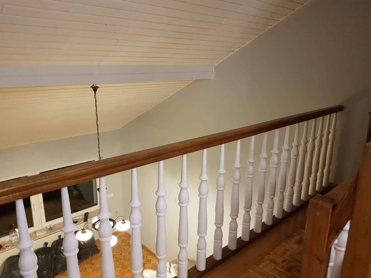 Malujemy również boazerię i tralki jak na załączonym zdjęciu, wszystko wcześniej było w ciemnobrązowym kolorze.