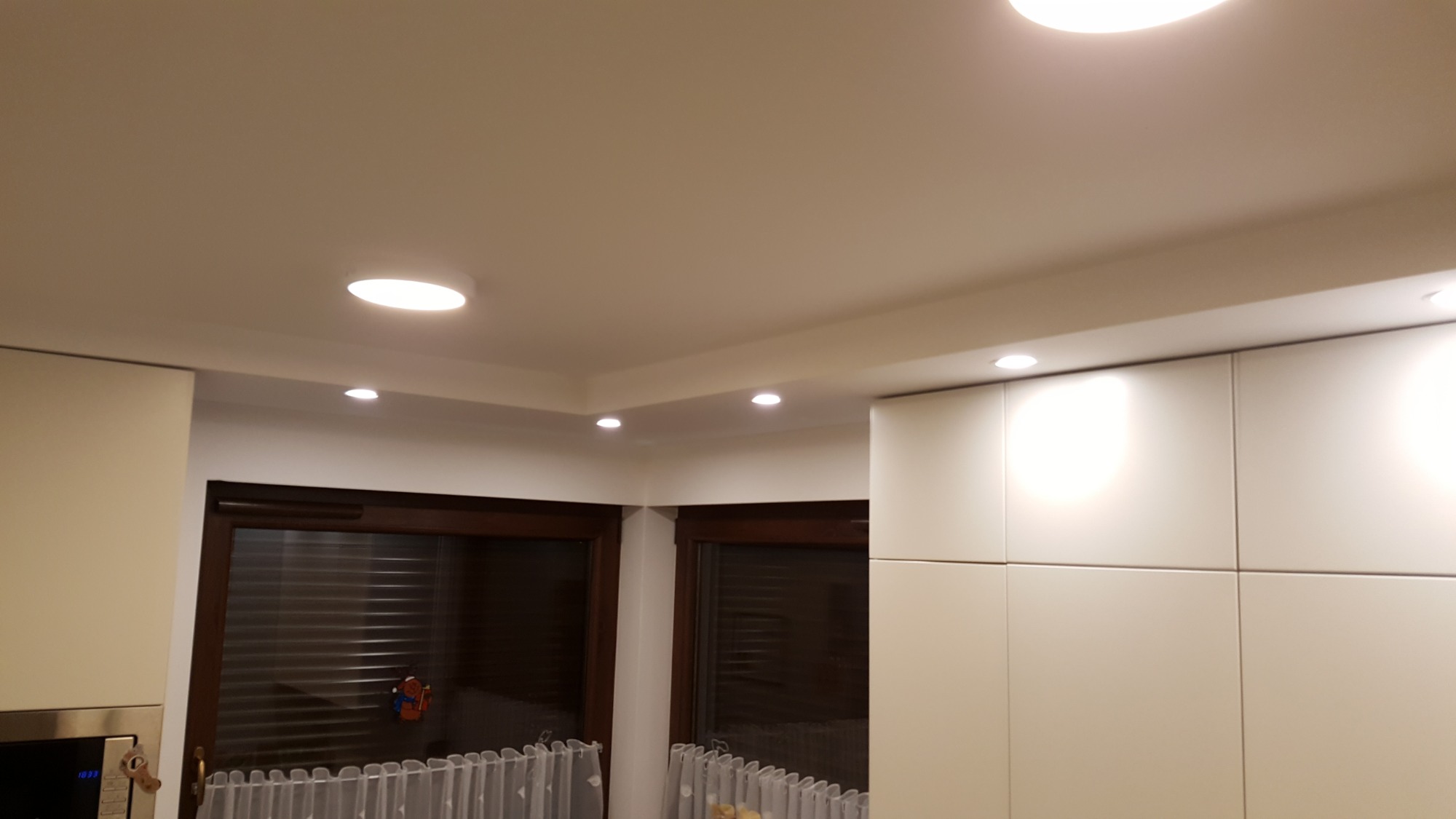 Sufit podwieszany nad meblami kuchennymi z oświetleniem led