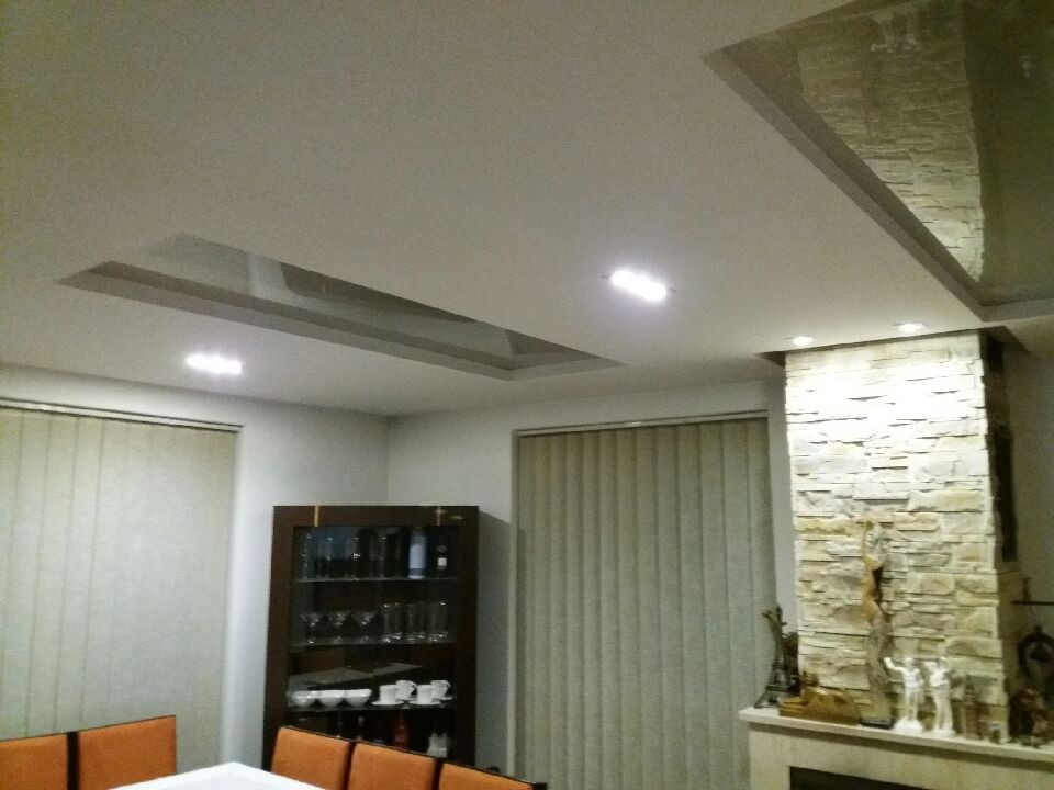 Sufit podwieszany w salonie z płyt K.G.