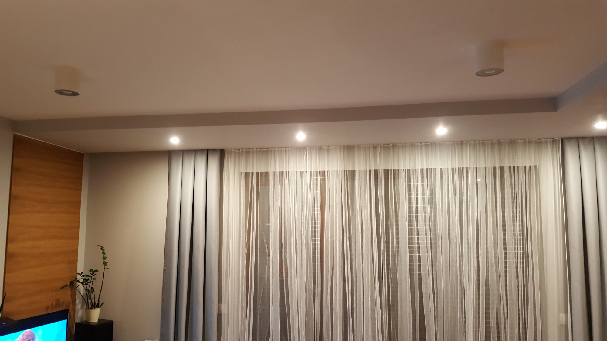 Sufit podwieszany w słonie z oświetleniem led