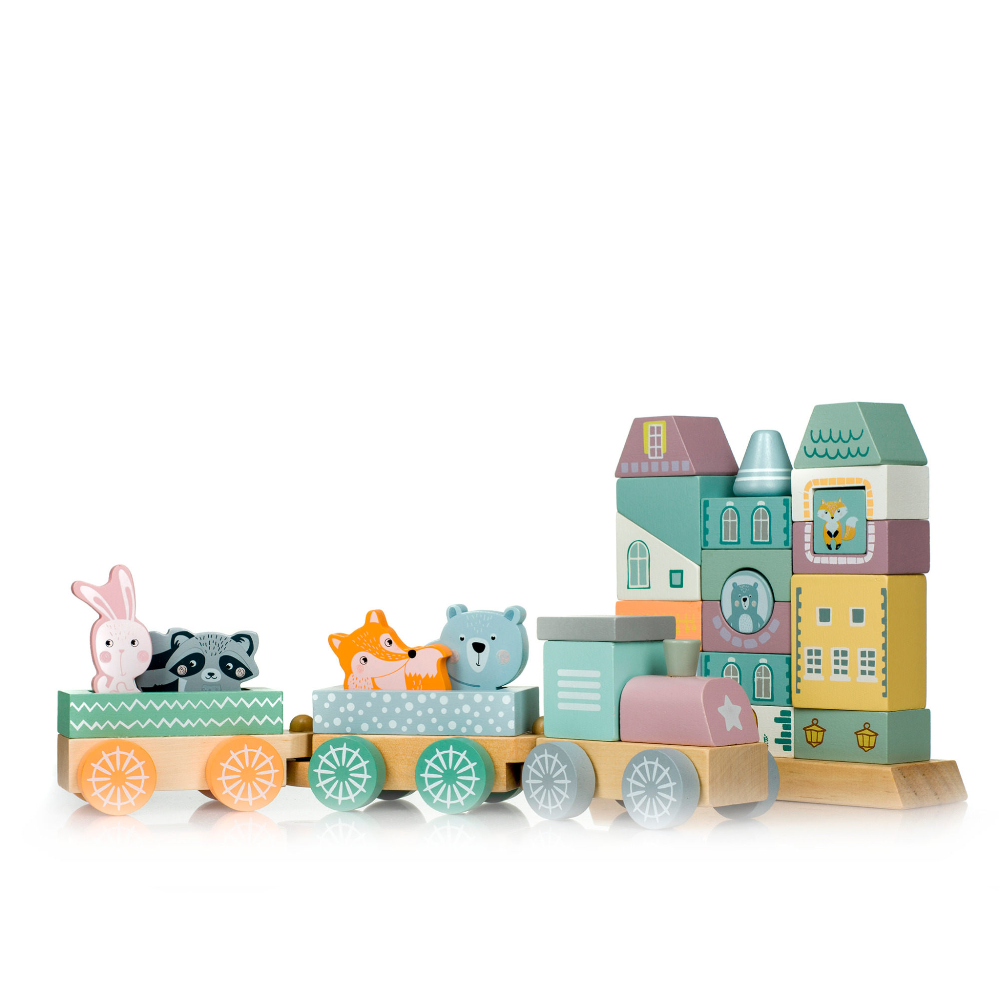 Drewniany pociąg z klocków w pastelowych kolorach, przedstawiający zwierzęta i budynki, na białym tle.